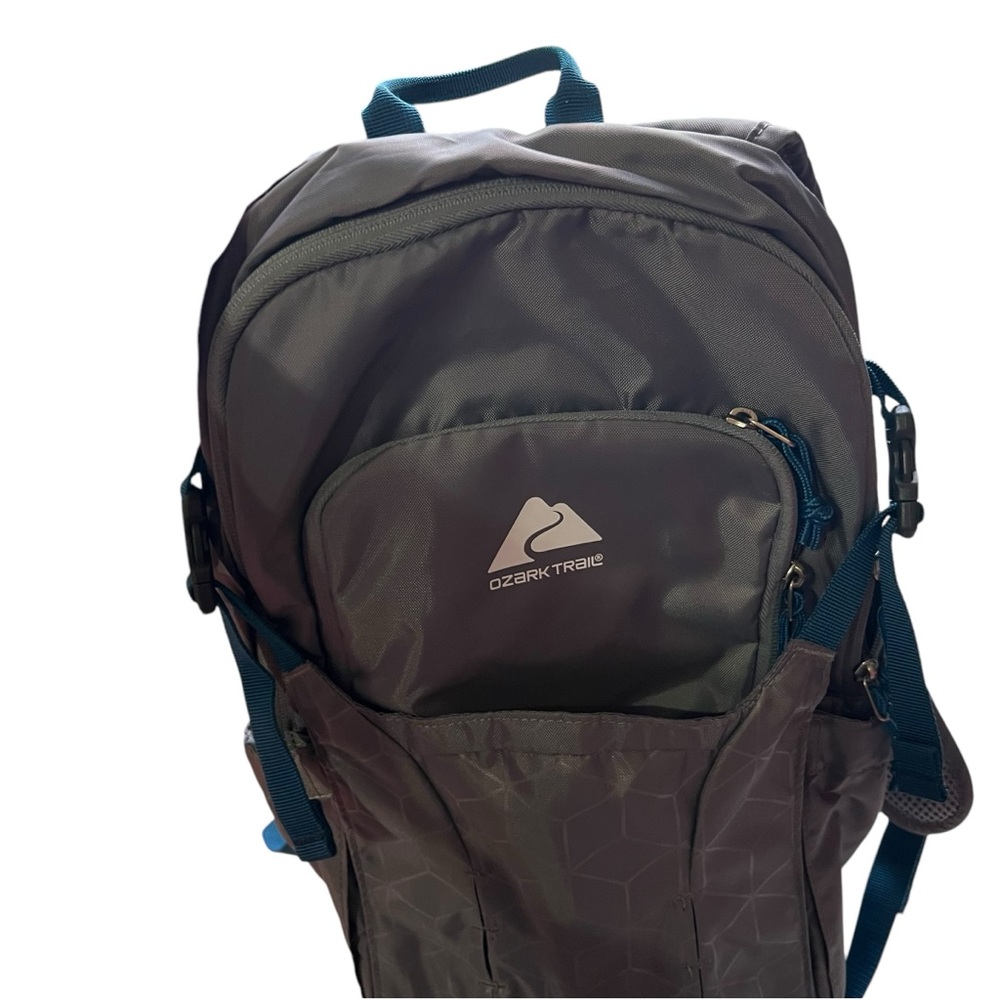 Ozark Trail Hydration Backpack Gray 72 oz - Picture 4 of 12